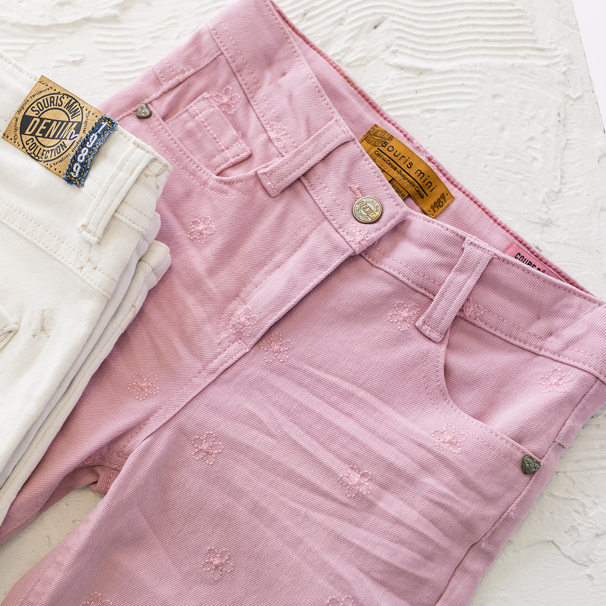 Jean rose avec broderies de fleurs, enfant