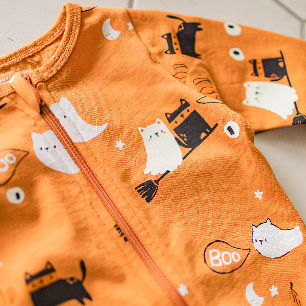 Présentation du pyjama une pièce orange à motifs d’Halloween, bébé
