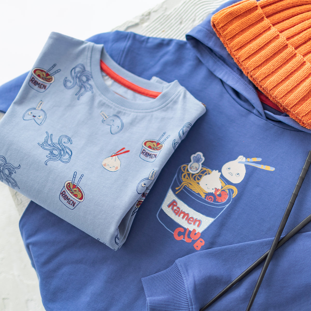 Chandail à capuchon bleu avec illustration de ramen, enfant