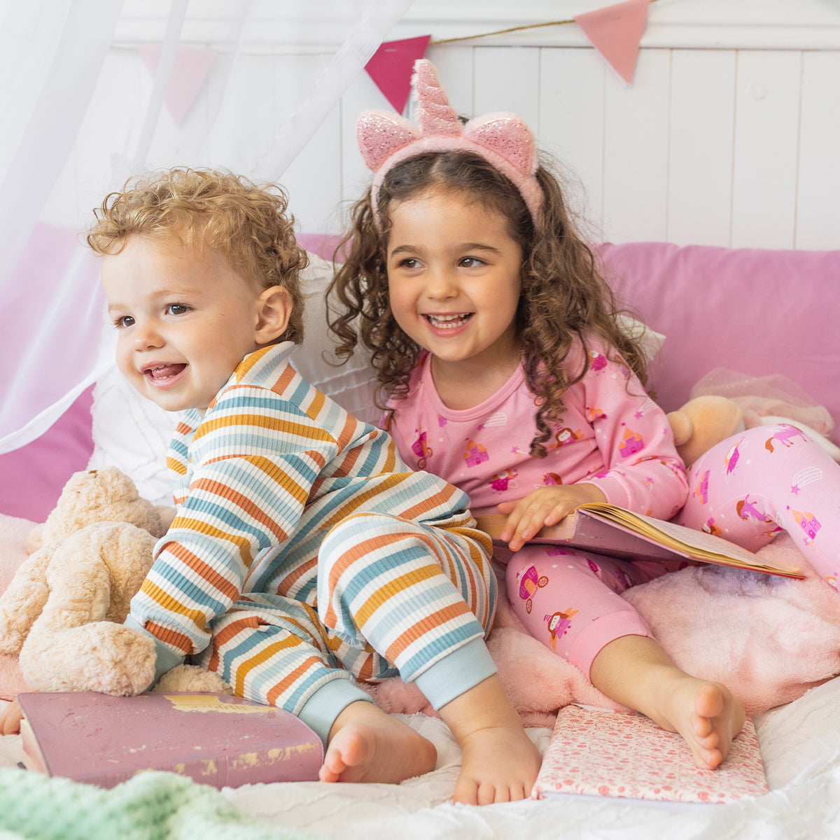Pyjama deux pièces rayé crème, bleu et orangé, bébé