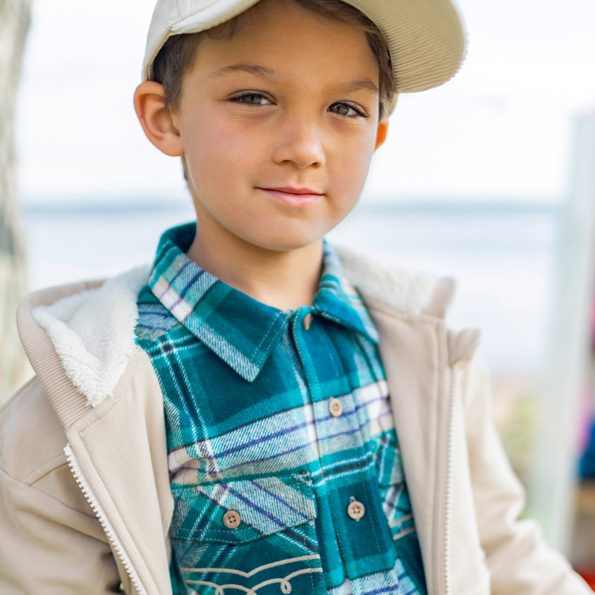Photo d'un enfant portant la veste beige sable avec capuchon, enfant