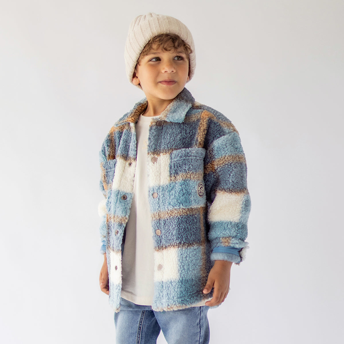 Photo d'un enfant portant la surchemise bleue à carreaux, enfant