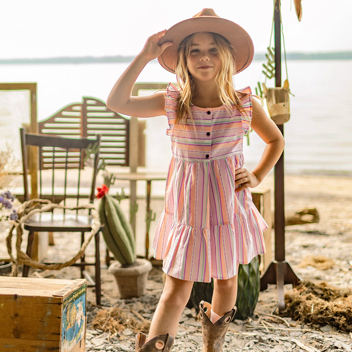 Robe à rayures colorées, enfant