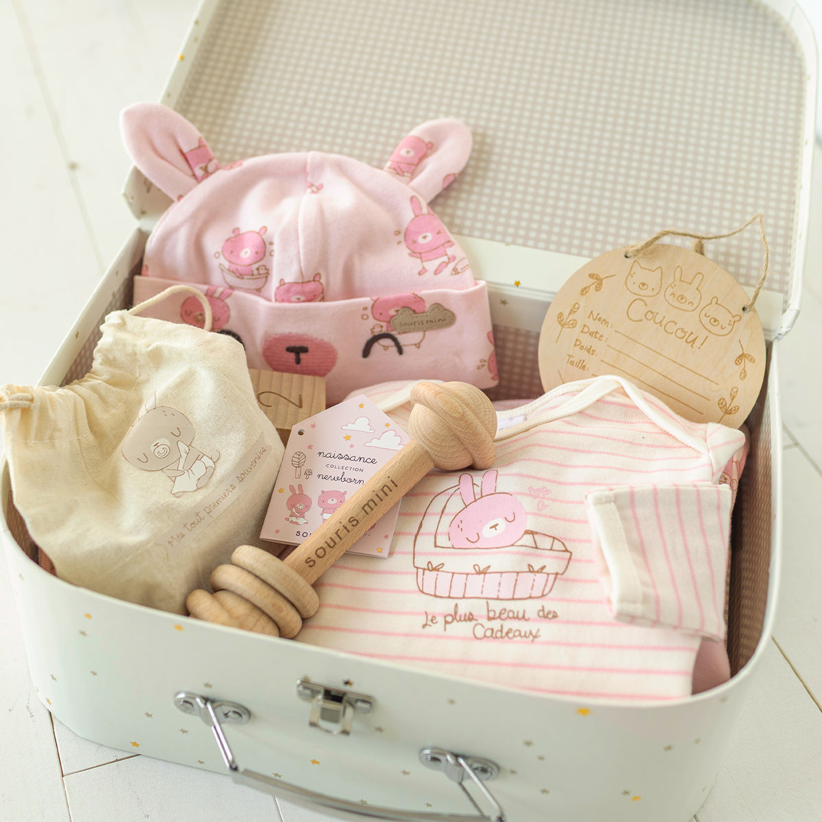 Présentation du coffret cadeau rose et crème « Le Classique » (8 pièces), naissance 