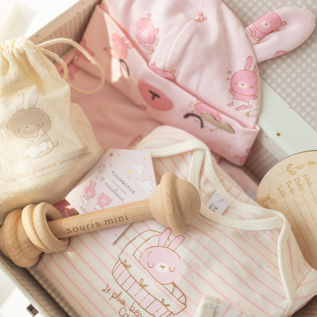 Hochet de bois, cache-couche, bonnet et détails du coffret cadeau rose et crème « Le Classique » (8 pièces), naissance 