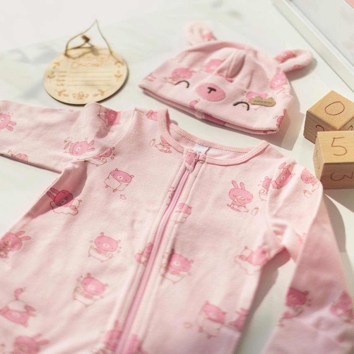 Pyjama une pièce et bonnet du coffret cadeau rose et crème « Le Classique » (8 pièces), naissance 