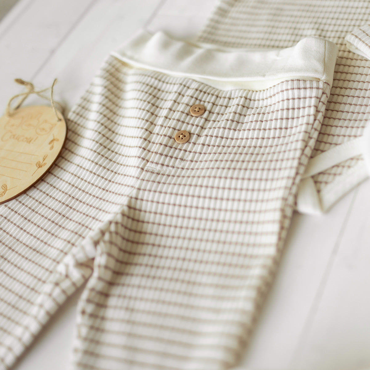 Zoom détails du pantalon du coffret cadeau crème et beige « Le Signature » (11 pièces), naissance
