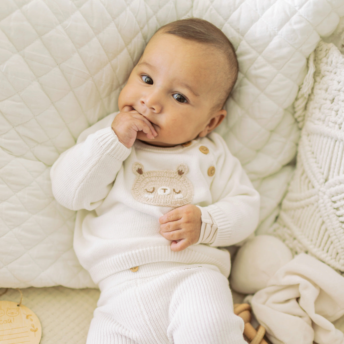 Bébé portant l'ensemble du coffret cadeau crème et beige « Le Premium » (14 pièces), naissance