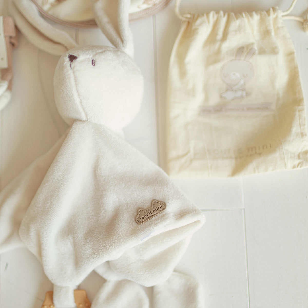 Présentation de la doudou crème en forme de lapin, naissance