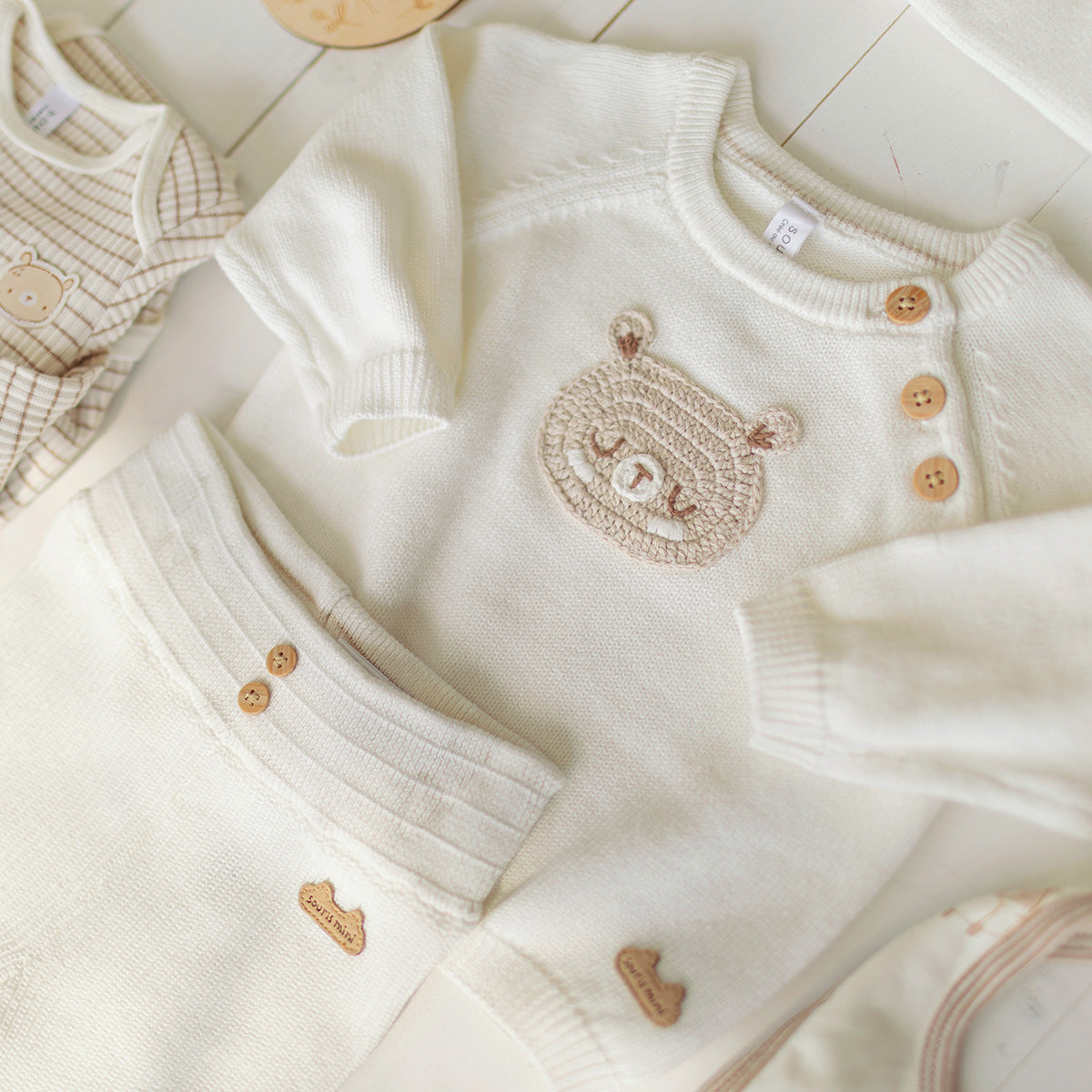 Présentation de l'ensemble de maille du coffret cadeau crème et beige « Le Premium » (14 pièces), naissance