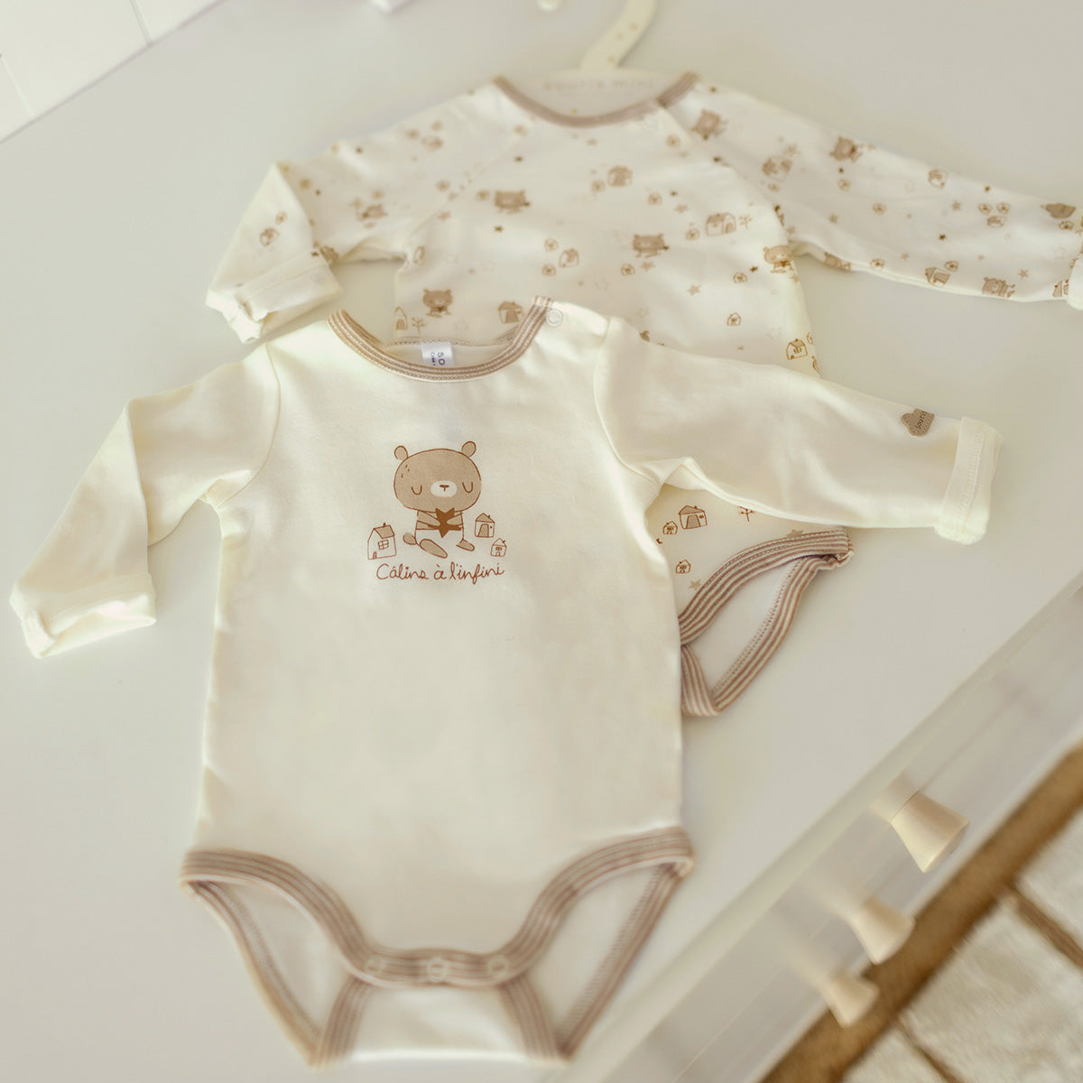 Présentation de l'ensemble de deux cache-couches beige et crème, naissance