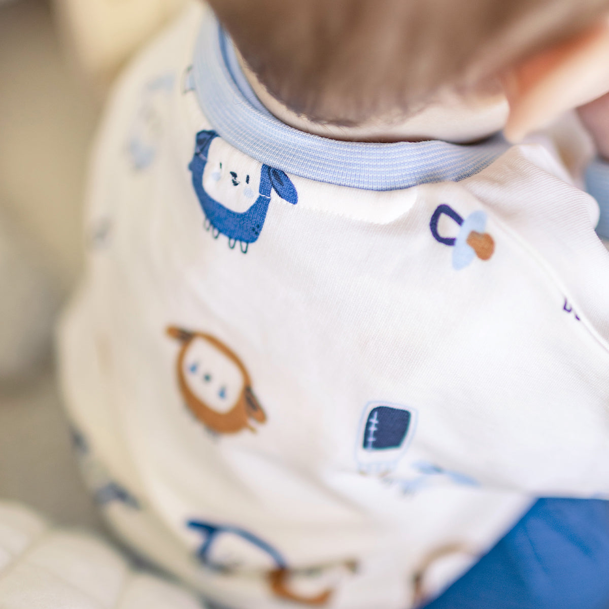 Photo d'un enfant portant le chandail crème à motifs, naissance