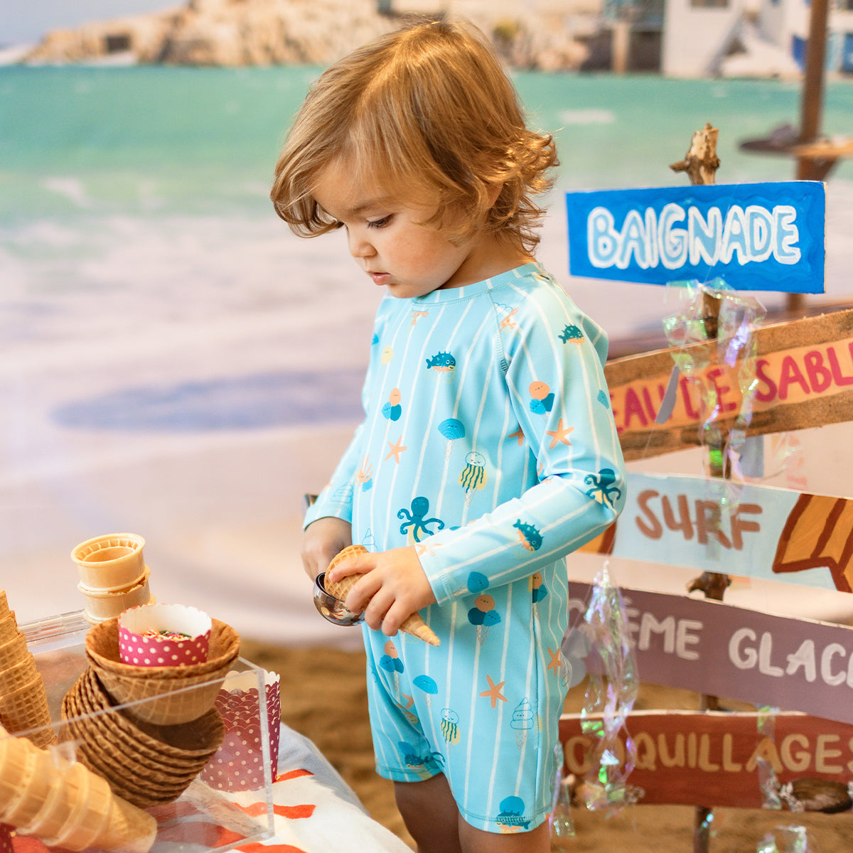 Maillot de bain une pièce bleu avec rayures et motifs, bébé
