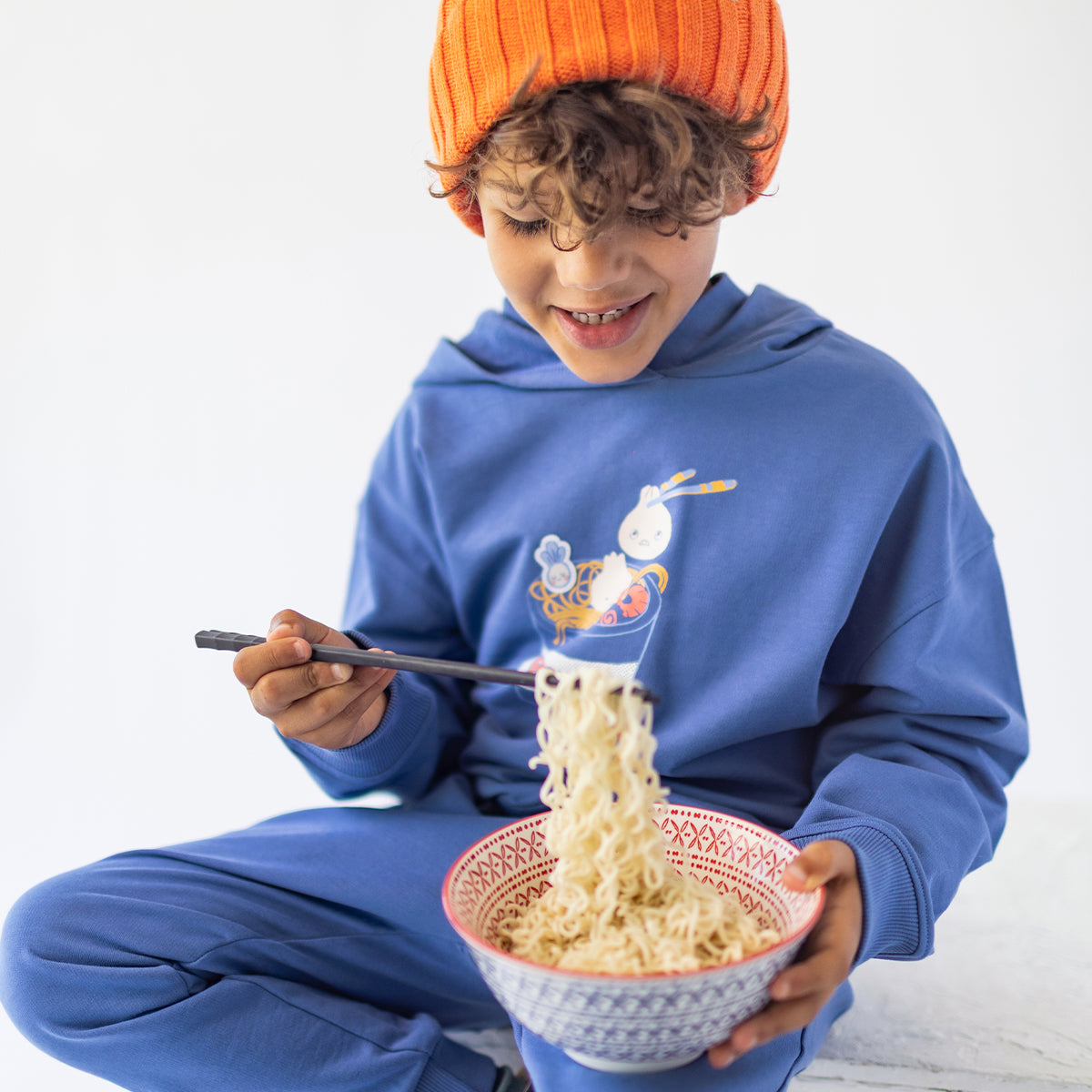 Chandail à capuchon bleu avec illustration de ramen, enfant