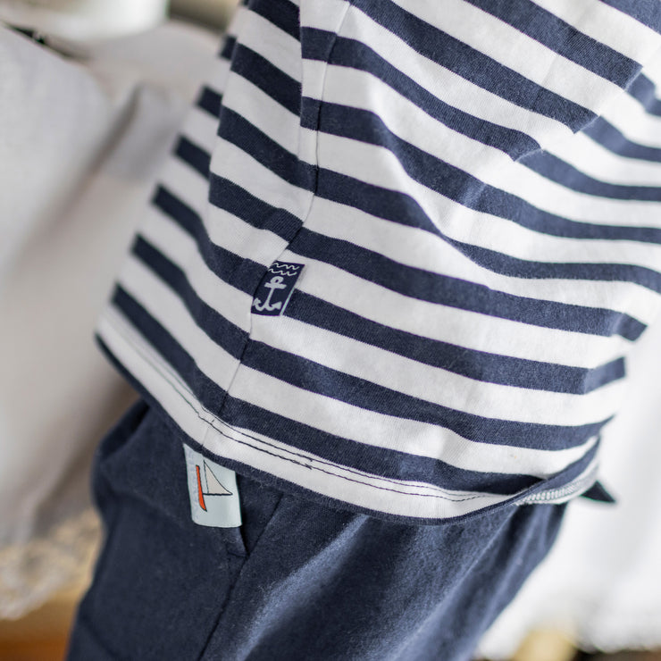 T-shirt à manches courtes blanc et marin rayé avec illustration, bébé || White and navy striped short sleeves t-shirt with print, baby