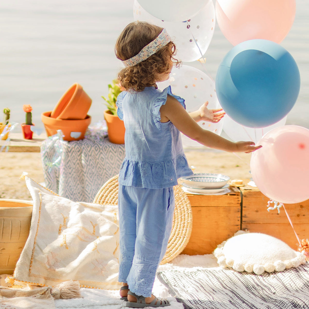 Pantalon bleu avec broderie anglaise, bébé