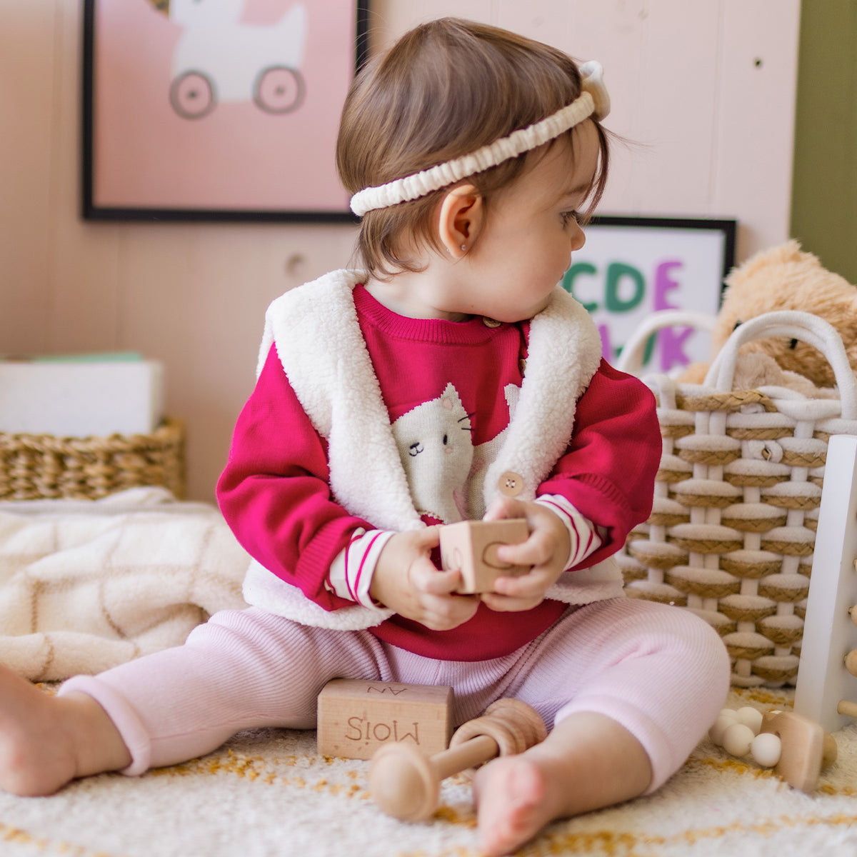 Photo enfant portant le chandail rose en tricot avec motif jacquard, naissance