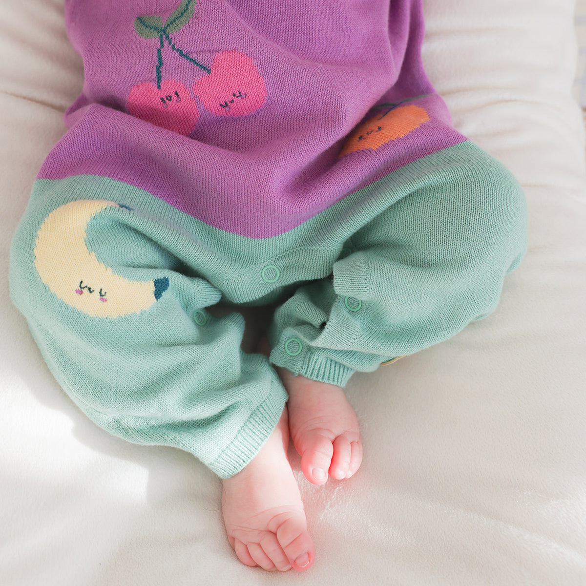 Combinaison crème, mauve et turquoise en tricot avec motifs fruités, naissance