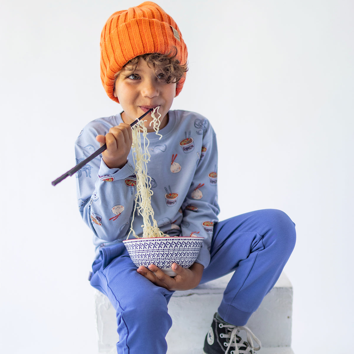 T-shirt bleu à imprimé de ramen, enfant