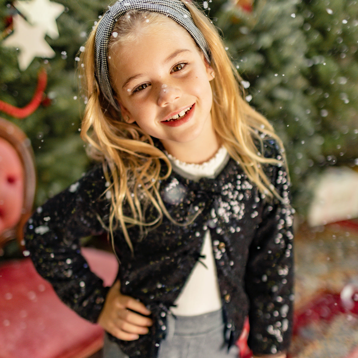 Photo d'un enfant portant le bandeau à motif pied-de-poule, enfant