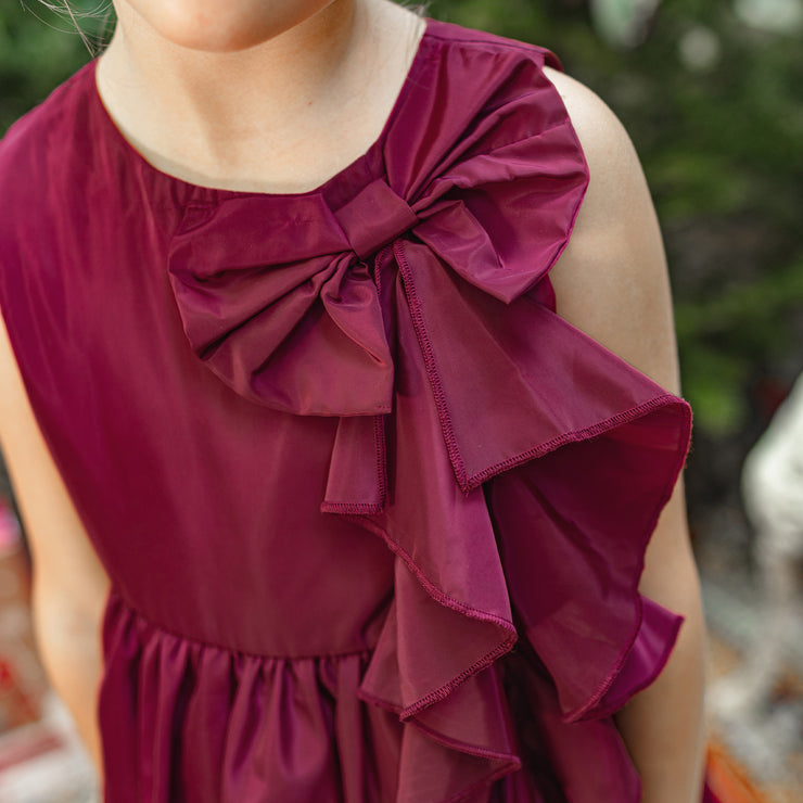 Robe rouge coupe évasée à larges bretelles avec une boucle en taffetas, enfant || Red dress with large straps and a bow in taffeta, child