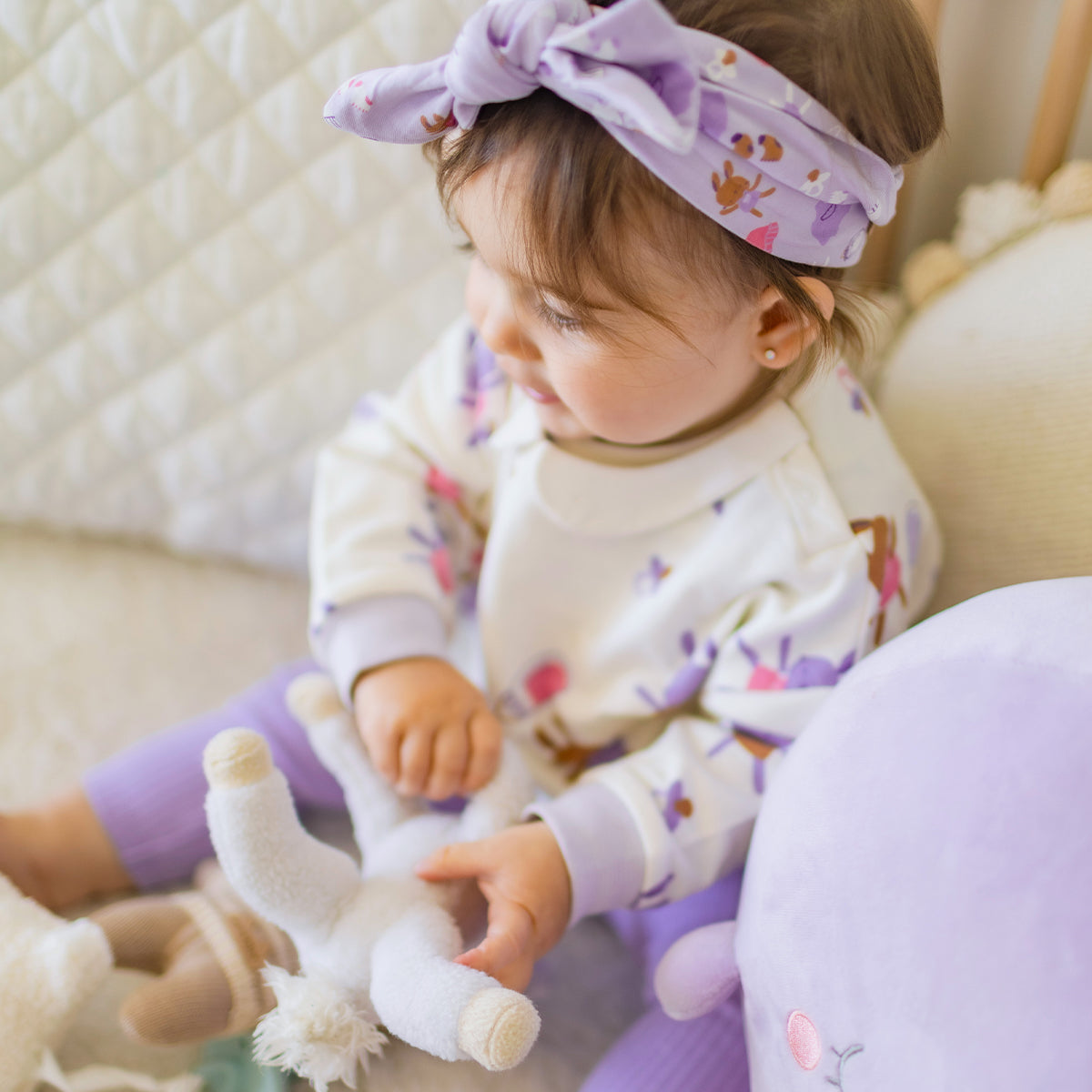 Photo d'un enfant portant le chandail crème à motifs, naissance