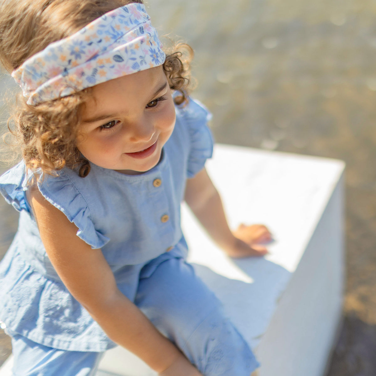 Blouse bleue avec broderie anglaise, bébé