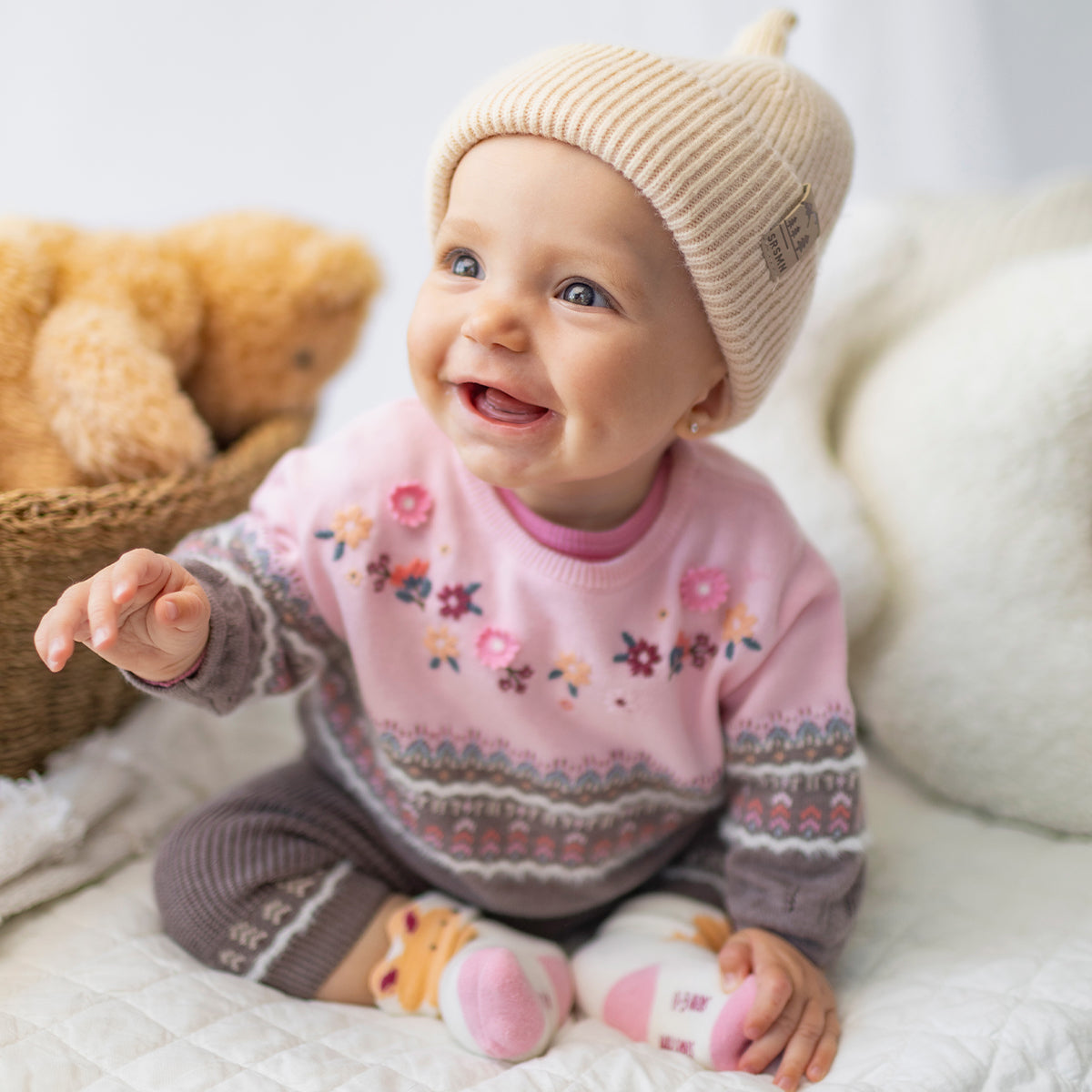 Chandail rose et gris-taupe en tricot jacquard, bébé