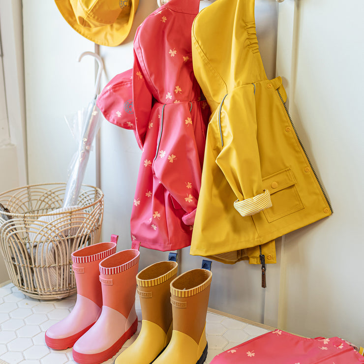 Manteau à capuchon imperméable rose en polyuréthane, bébé || Pink hooded rain coat in polyurethane, baby