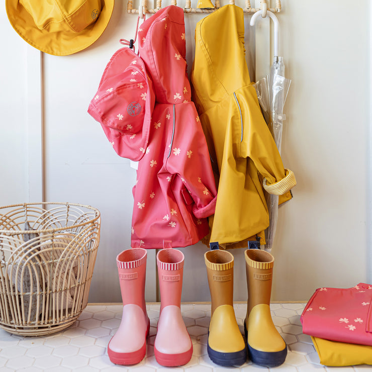 Manteau à capuchon imperméable rose en polyuréthane, enfant || Pink waterproof hooded coat in polyurethane, child