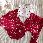 Cache-couche rouge à motif de petits cœurs crème en jersey, bébé || Red bodysuit with little cream hearts print in jersey, baby