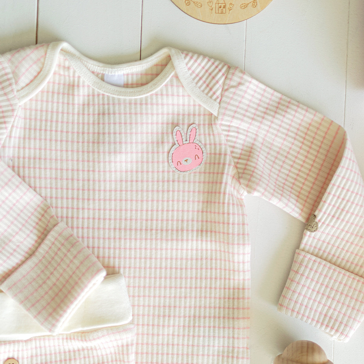 Détail du cache-couche rose avec écusson de lapin rose