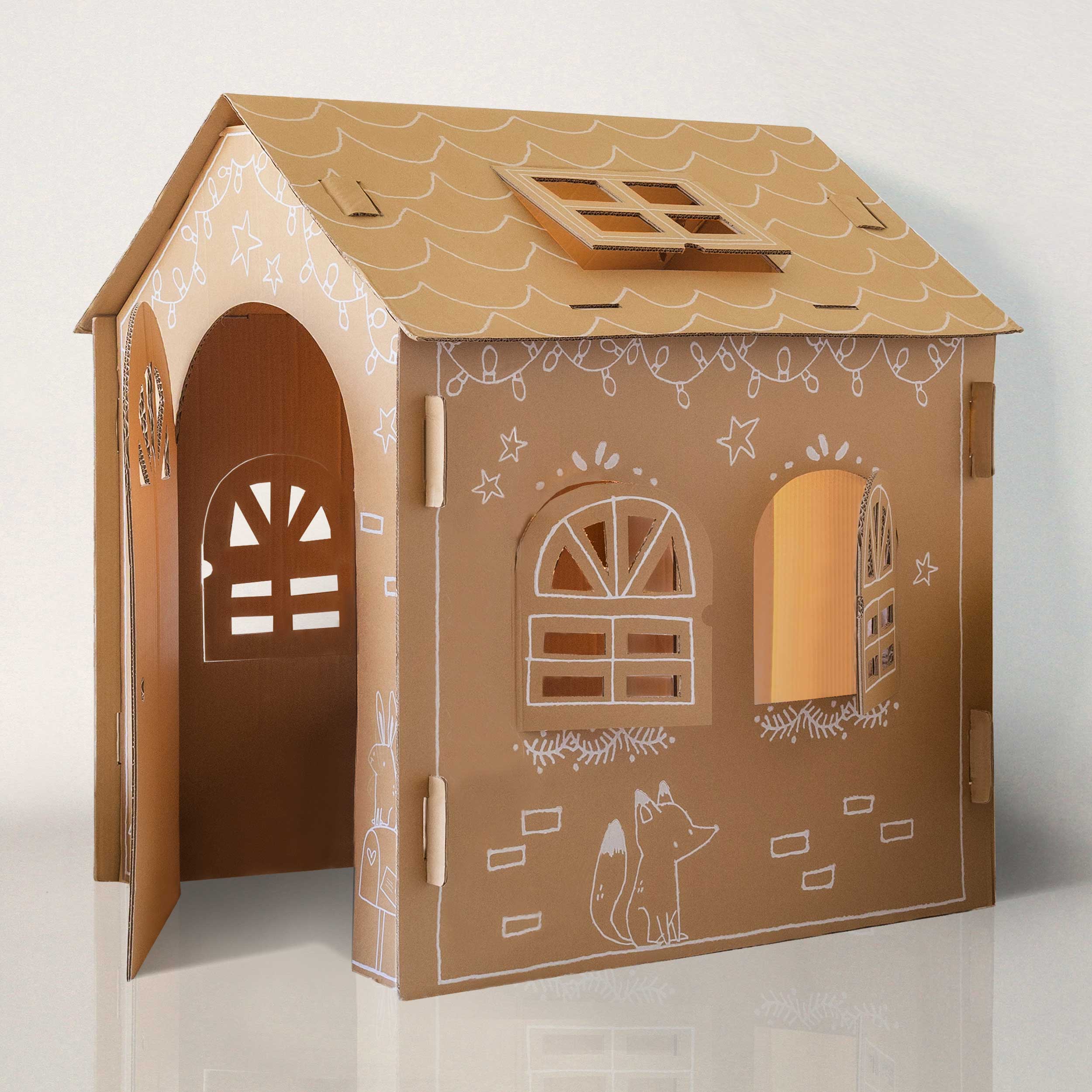 Vue de côté de la maison en carton des Fêtes, enfant 