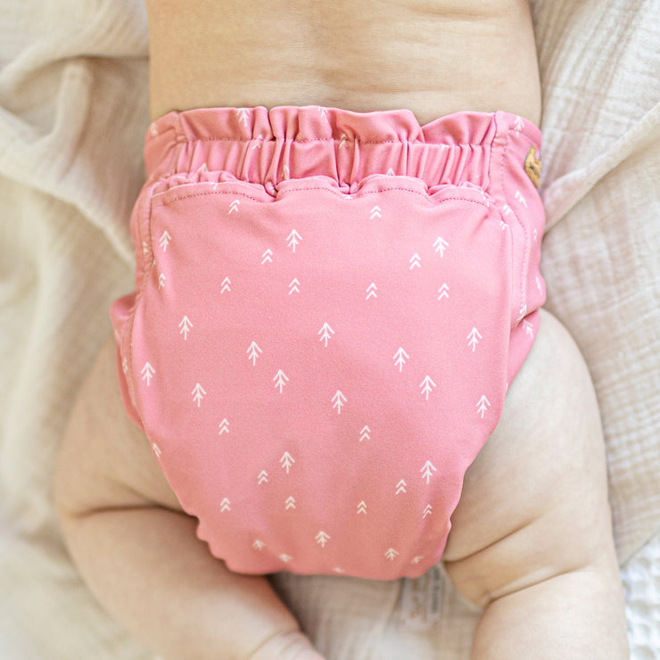 Couche réutilisable ultramince nouvelle génération rose à motif de flèches, bébé || New generation ultra-thin pink reusable diaper with arrow all over print, baby