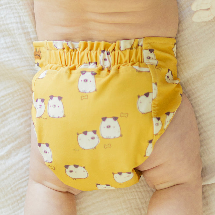 Couche réutilisable ultramince nouvelle génération jaune à motif de chiens, bébé || New generation ultra-thin yellow reusable diaper with dog all over print, baby