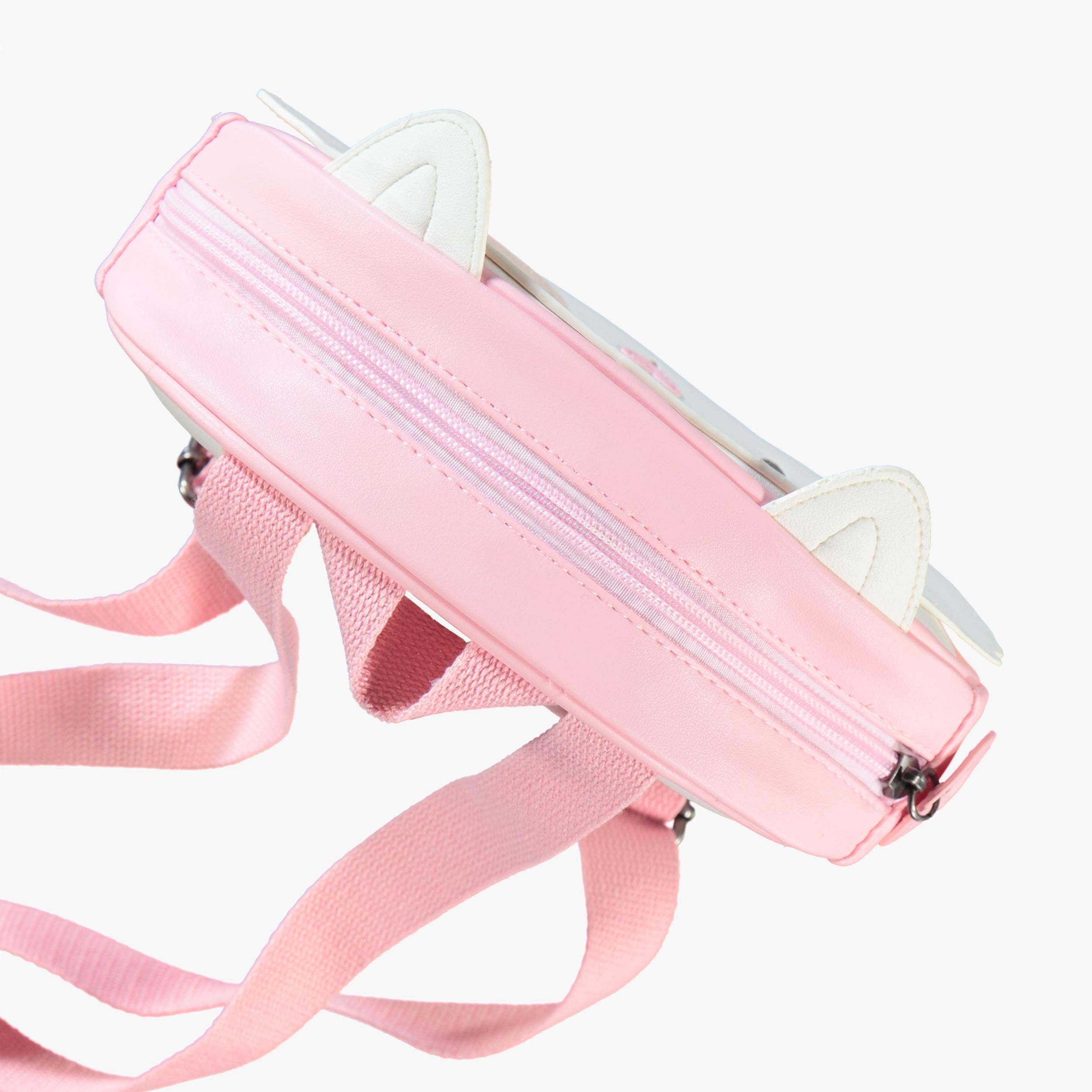 Vue de haut du sac à dos chat blanc, enfant 