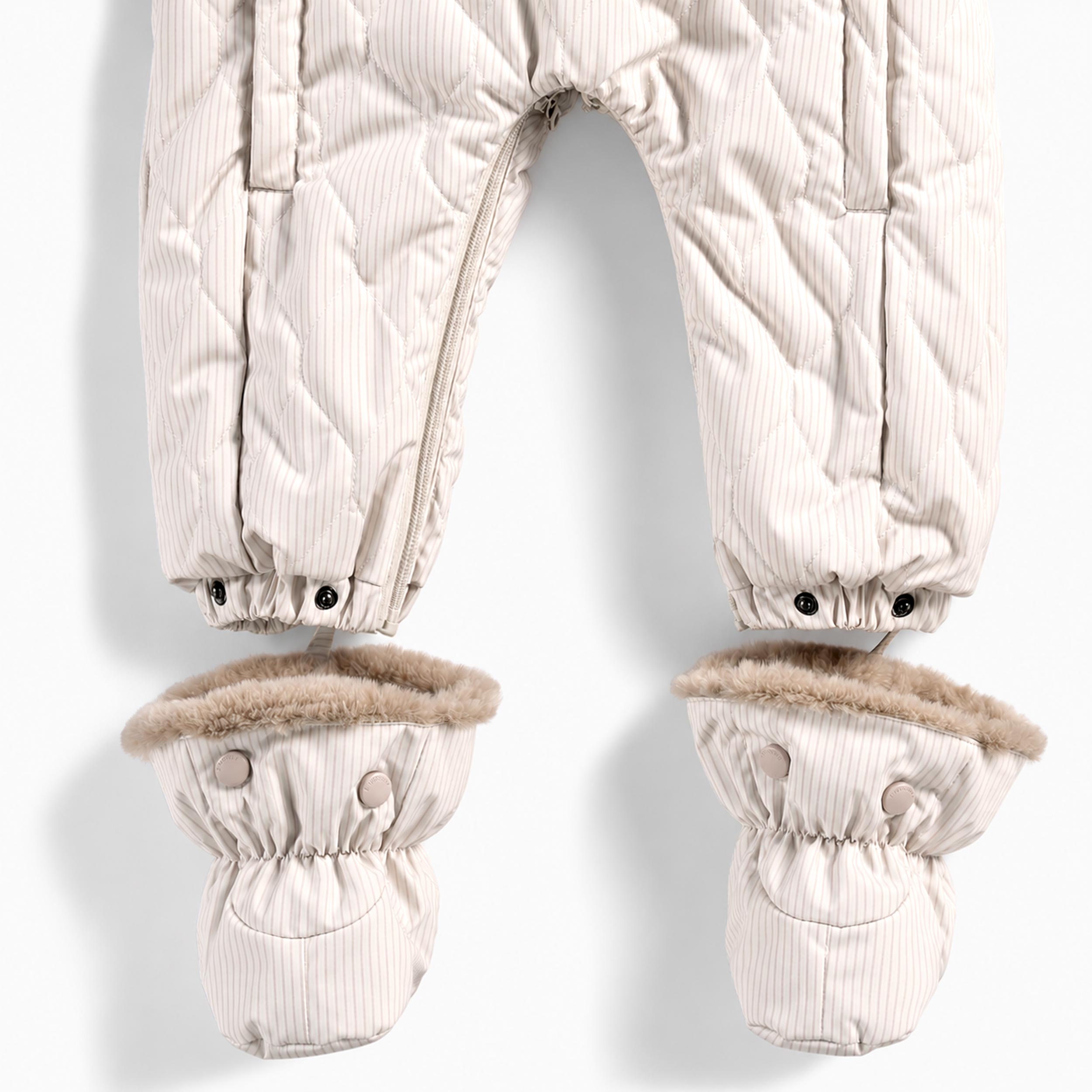 Détail des chaussons amovibles de l'habit de neige beige pour bébé Souris Mini