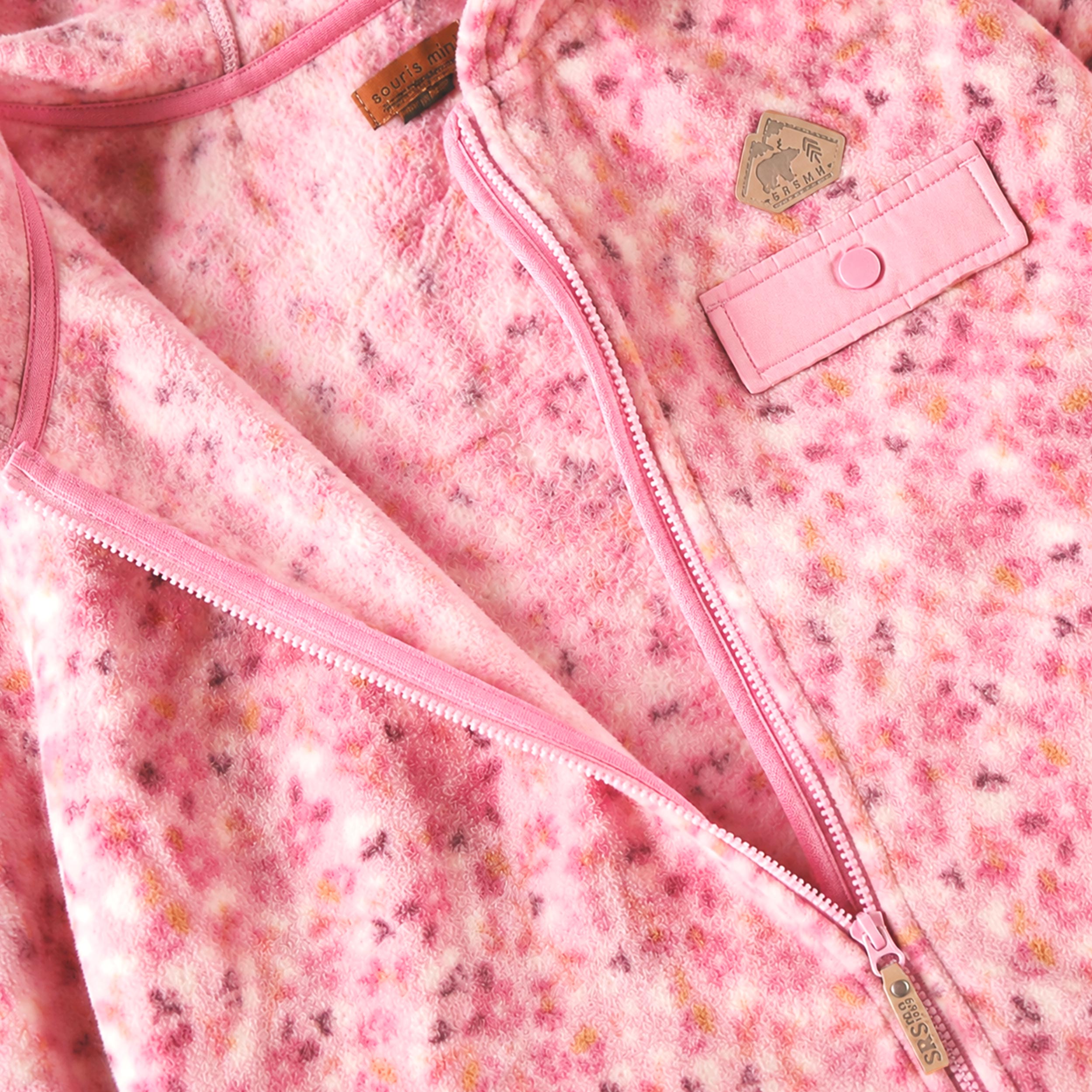 Zoom détails de la veste rose en polar à motif floral, adulte