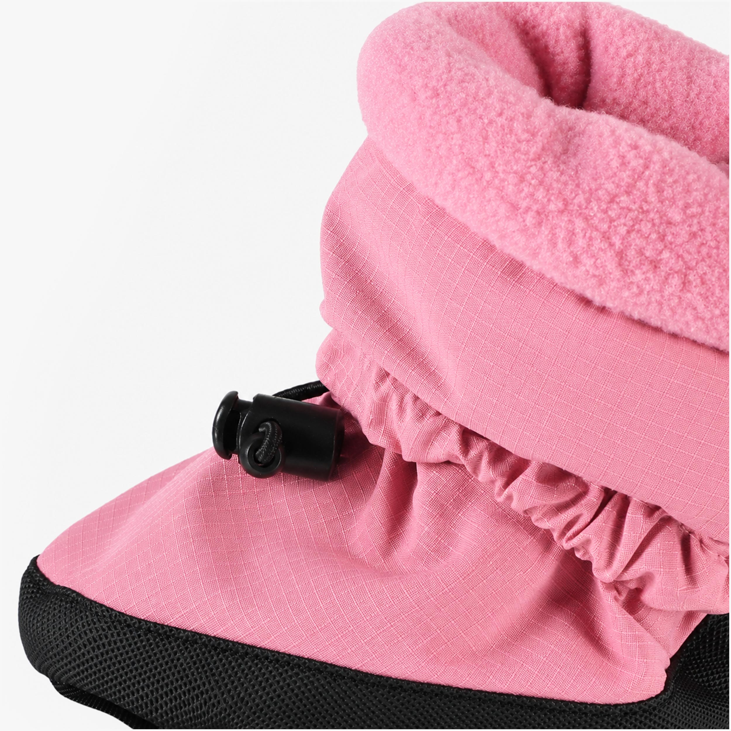 Détails doublures polar des bottillons de nylon roses, bébé