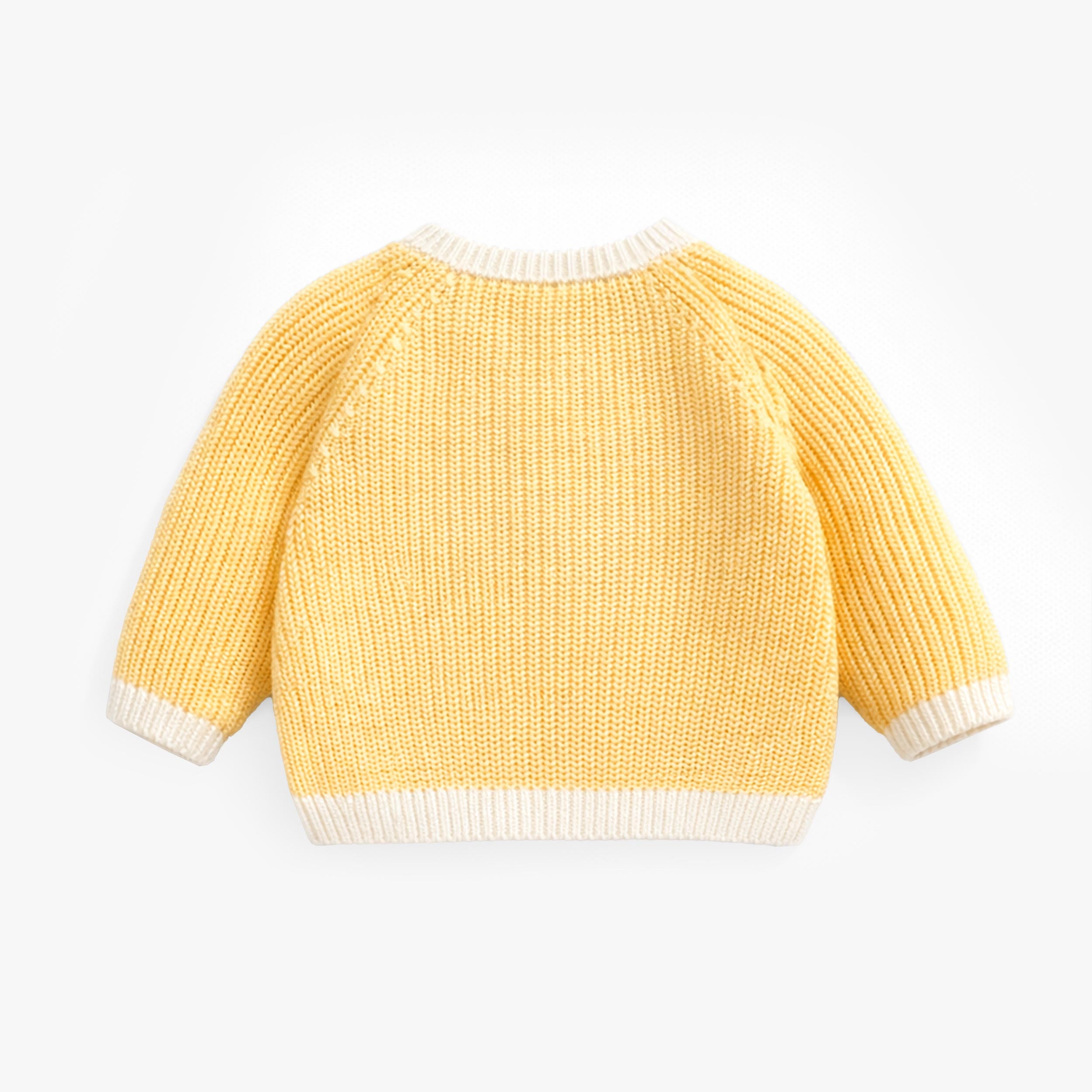 Dos du chandail jaune en tricot avec tracteur, naissance