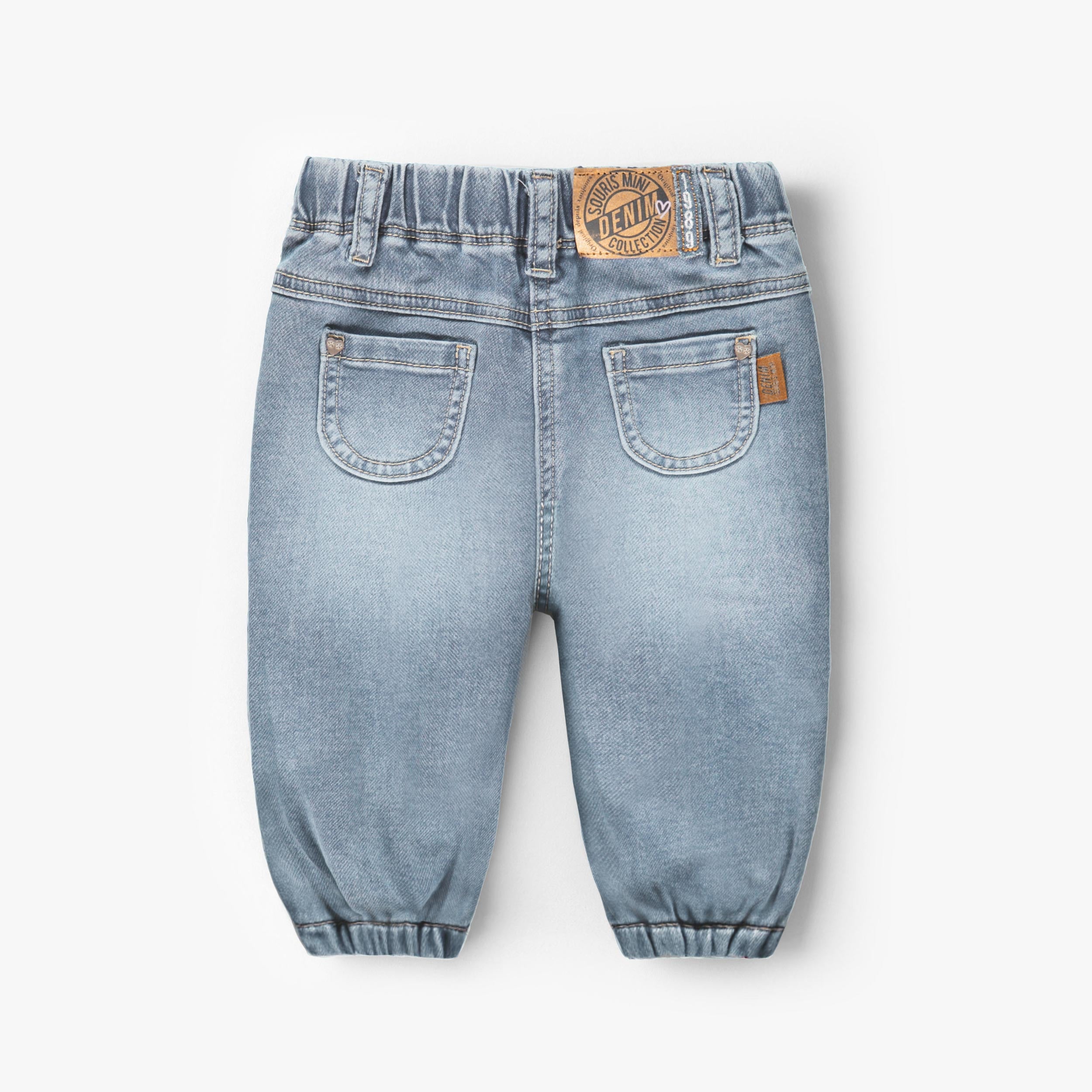 Dos du jean bleu avec broderies de boucles, bébé