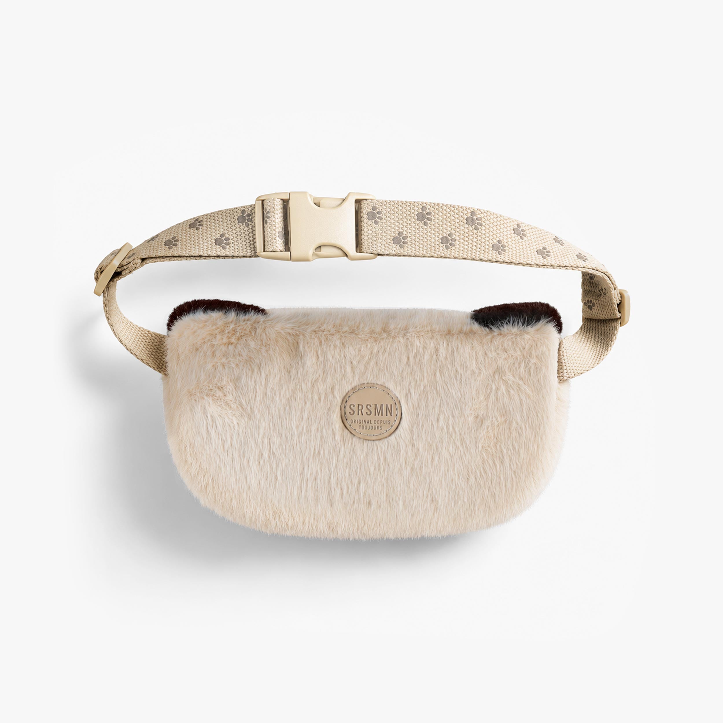 Vue arrière d’un sac banane en peluche beige pour enfant avec sangle ajustable à motif floral et écusson rond cousu au centre.