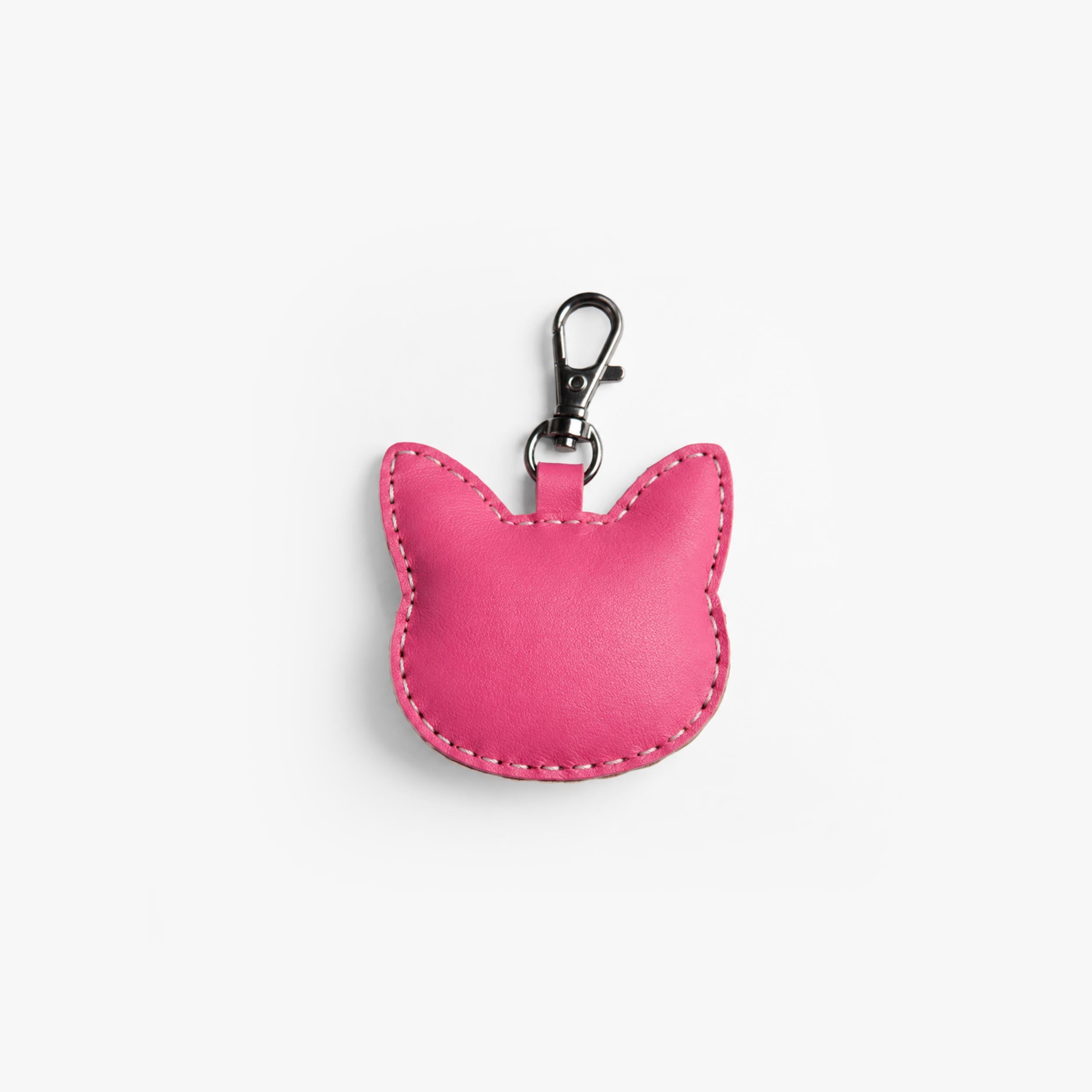 Vue arrière d’un porte-clés rose vif en forme de tête de chat, avec finition lisse, coutures contrastantes et mousqueton métallique noir.