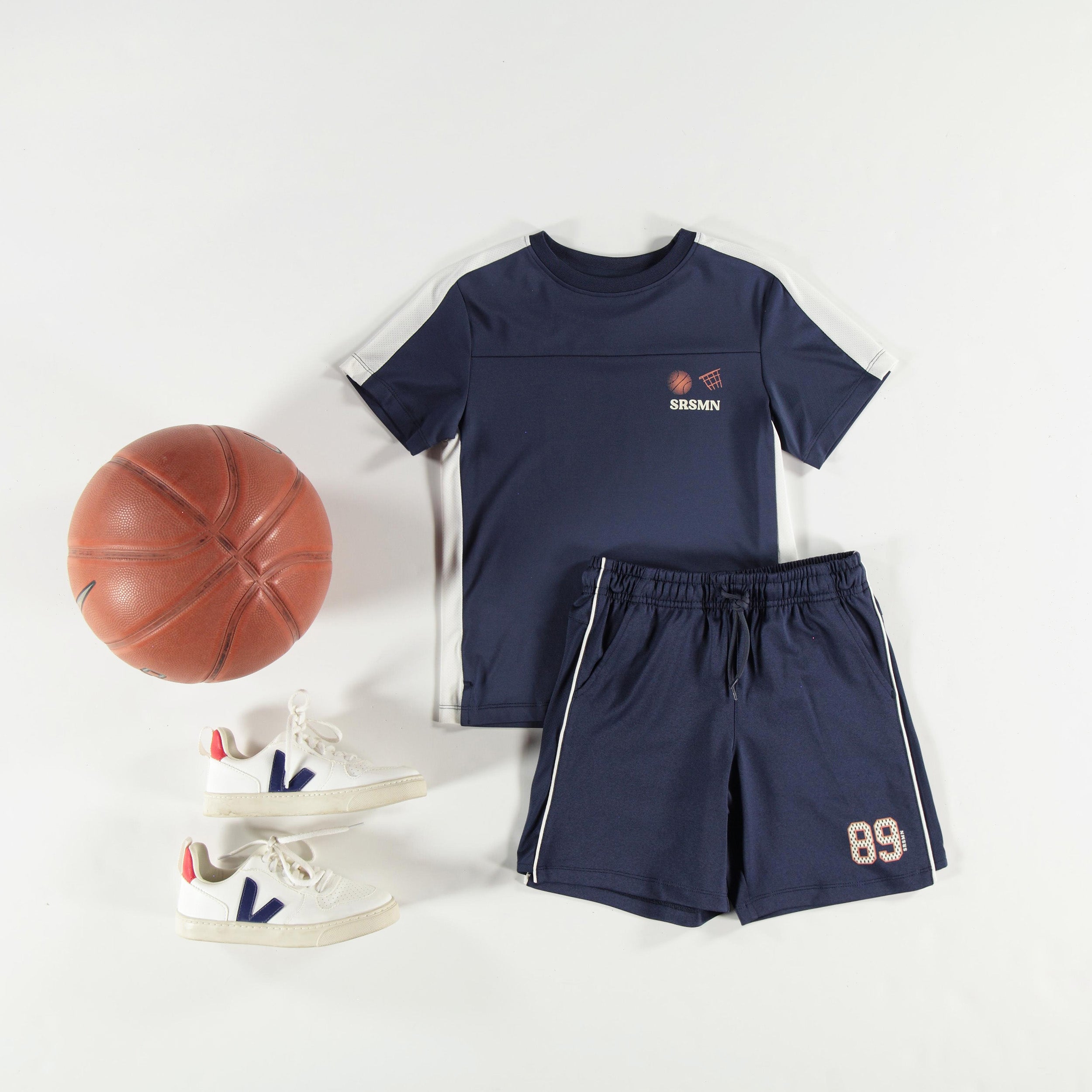 Look avec le t-shirt de sport bleu marine, enfant