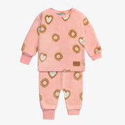 Pyjama deux-pièces rose à motif de biscuits en peluche, bébé || Pink two-pieces pajama with an all over print of cookies in plush, baby
