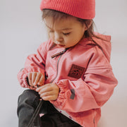 Manteau rose à motif d'animaux avec capuchon en coquille souple, bébé || Pink hooded coat with animal print in soft shell, baby