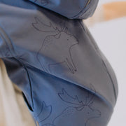 Manteau une pièce bleu à motif d'animaux avec capuchon en coquille souple, bébé || Blue softshell one piece hooded coat with animal print, baby