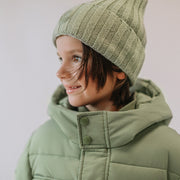 Tuque vert sauge de maille en coton effet cachemire, enfant || Sage green knitted toque in cotton cashmere-effect, child