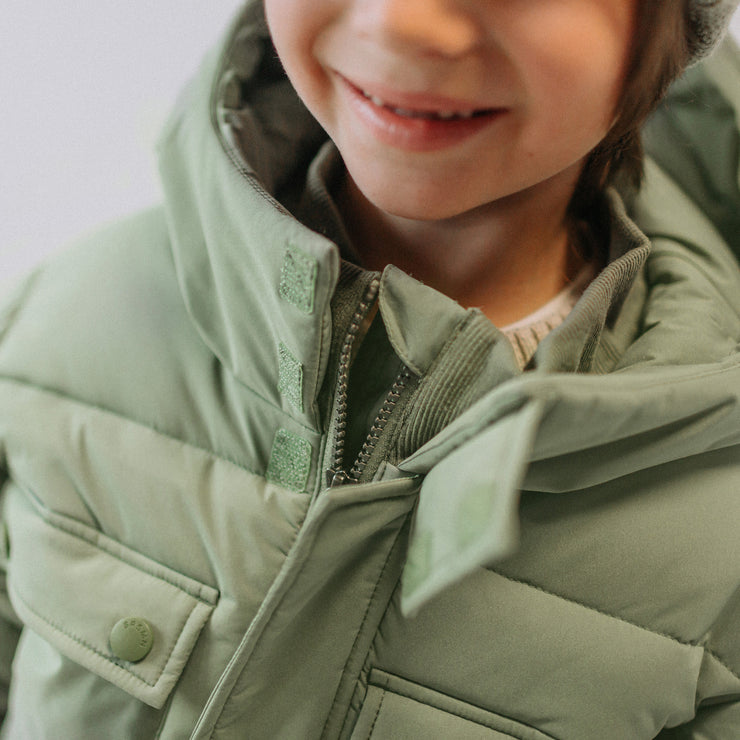 Manteau doudoune vert à col montant avec capuchon, enfant || Green puffer coat with high collar and hood, child