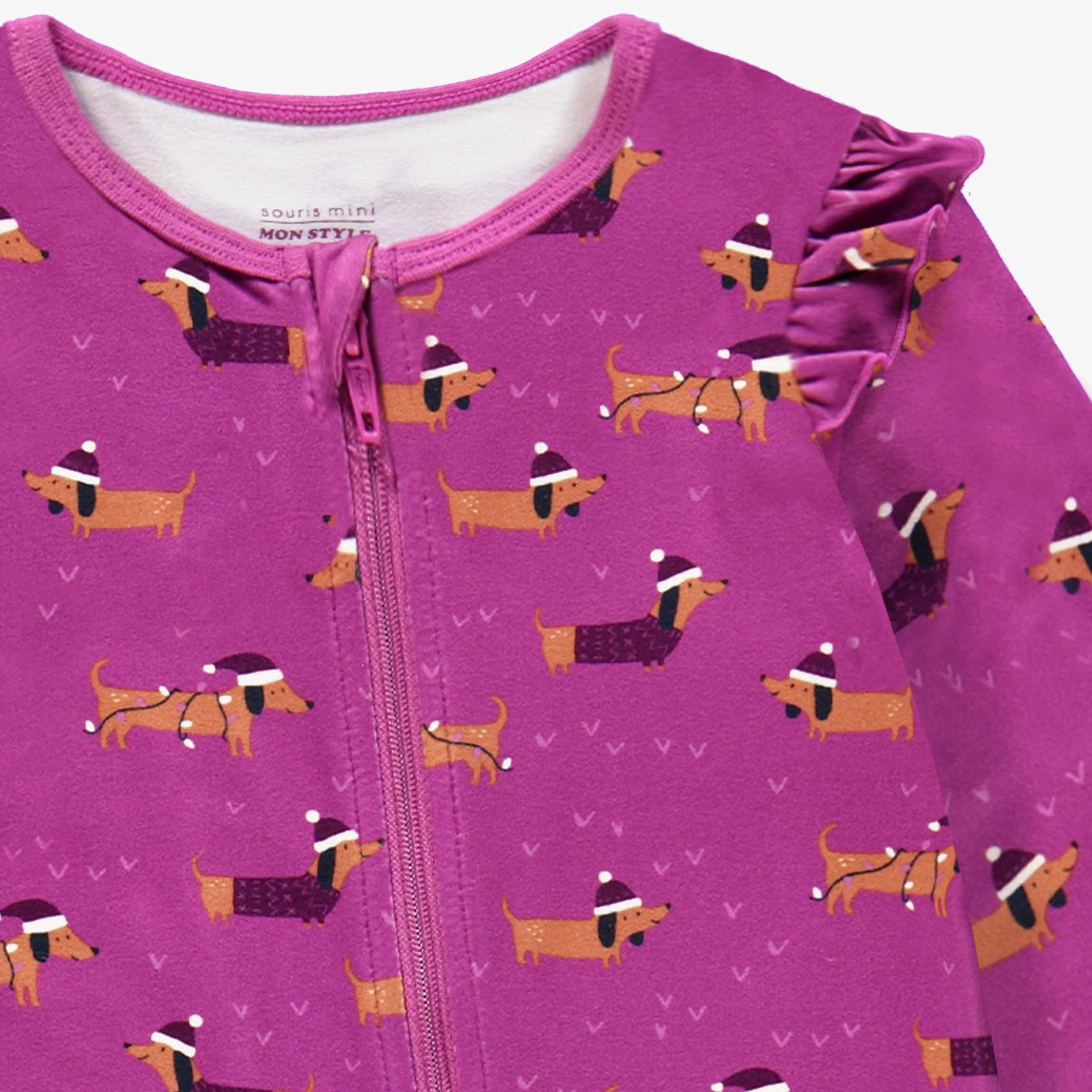Zoom détails du pyjama une pièce mauve à motifs de chiens, bébé